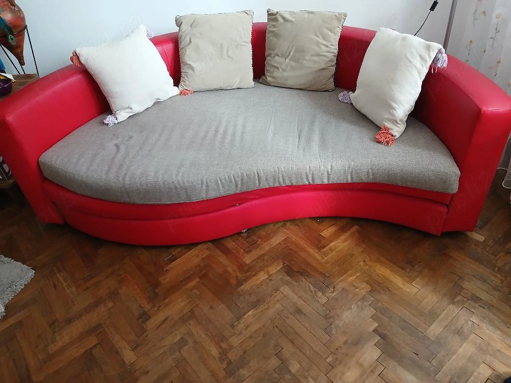 Vând canapea deosebita, culoare roșie.