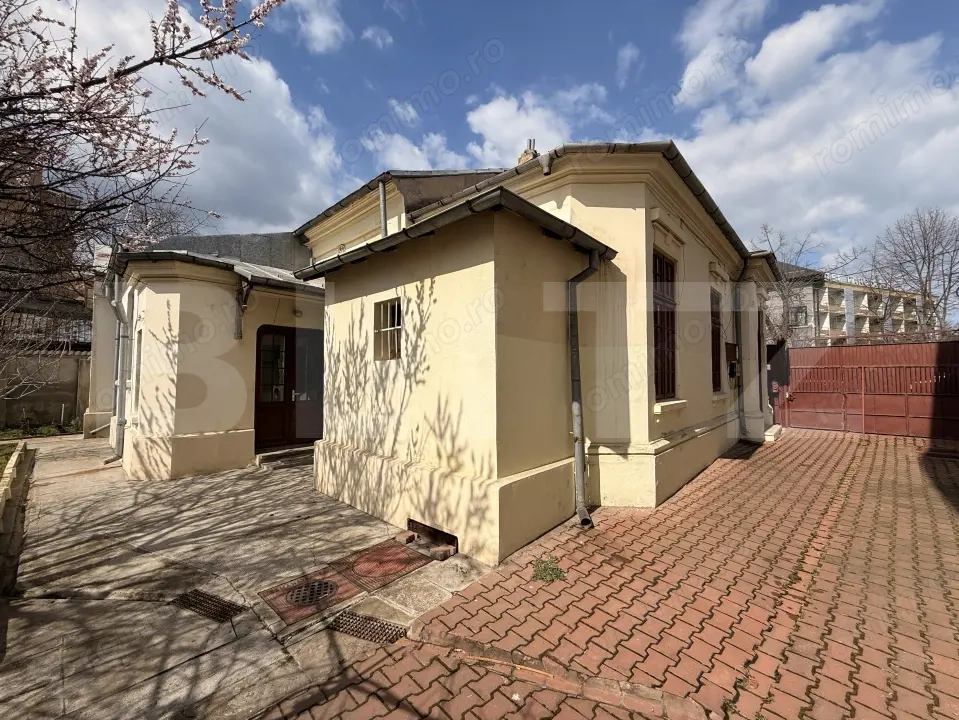 Casă S + P + Pod 200 mp, teren 427 mp, vad auto și pietonal, Centru