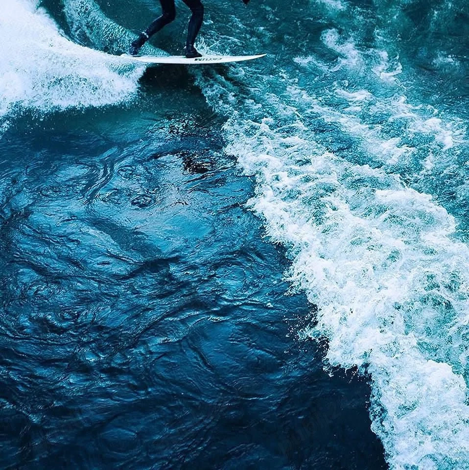 Caut loc de munca cu cazare.    .