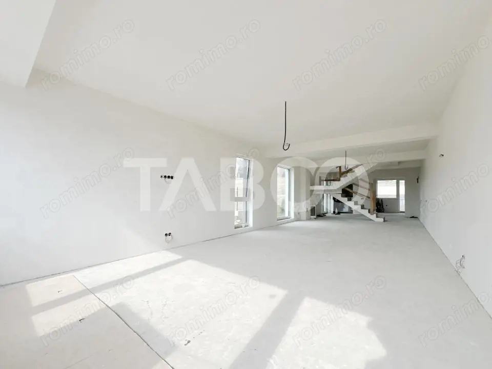 Casa cuplata de vanzare semifinisat Dambul Rotund cu garaj