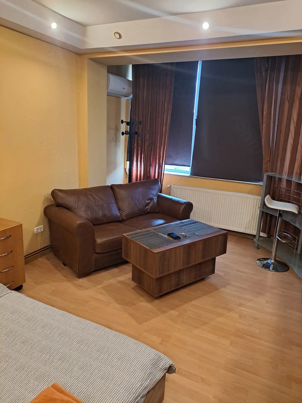 Inchiriez garsoniera in Deva, ultracentrala (langa Primarie), etaj 1, pentru BIROU sau de LOCUIT