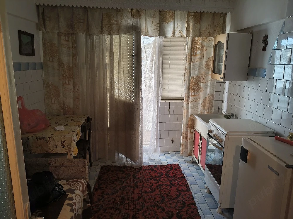 Vand apartament cu 2 camere etajul 3 zona Vidin fara imbunatatiri.