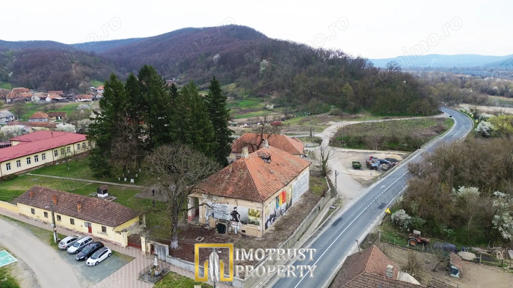 Conac de vânzare în Conop | 651 mp | 24 camere | 2.655 mp