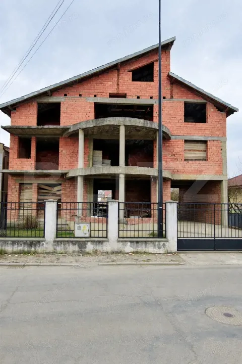 Construcție la roșu, 500 mp, cu acces la parcelă de 25 ari – ideal investitie