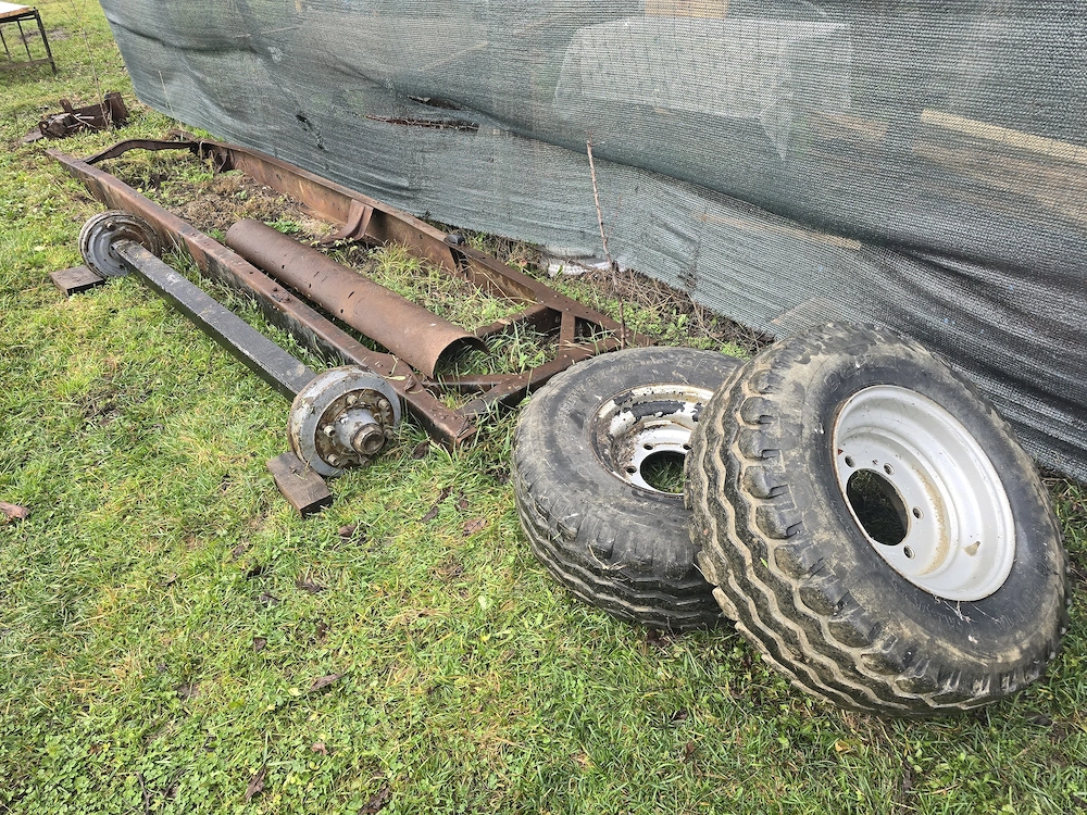 Axă cu șasiu și roți