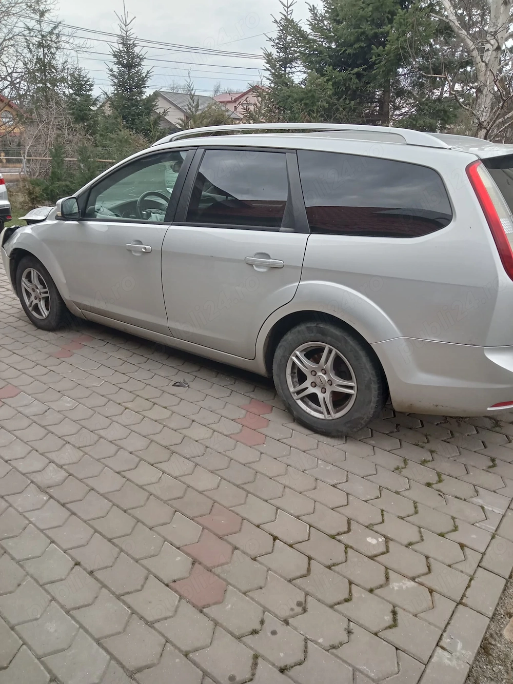 Ford Focus break benzina 1.6 an 2011   avariat (ideal pentru reparații)