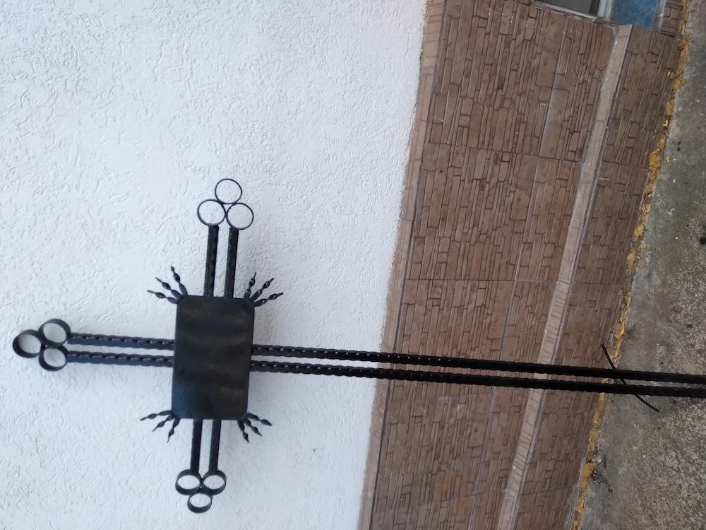 Vând grilaje și cruci  din fier forjat.