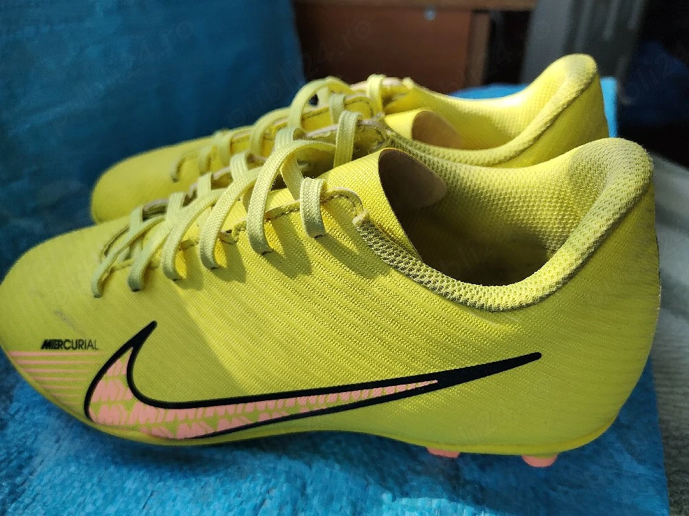 Vand ghete de fotbal Nike !