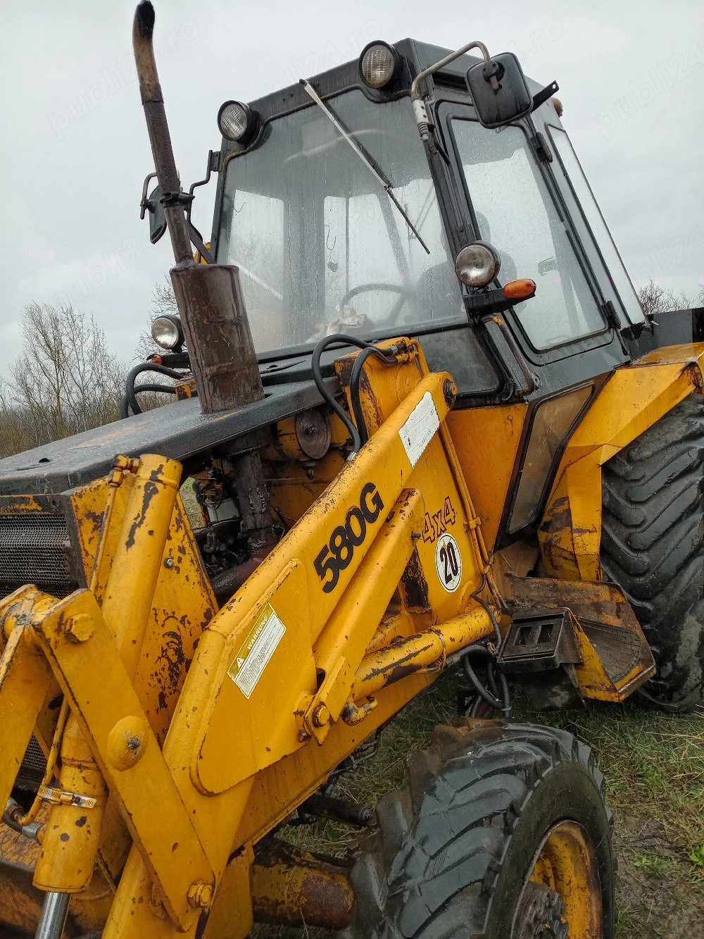 Vând buldoexcavator Case 580G, motor Perkins, cupă multifuncțională și braț telescopic 