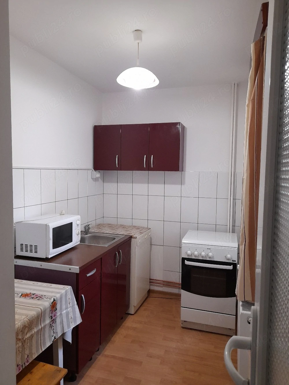 închiriez apartament 