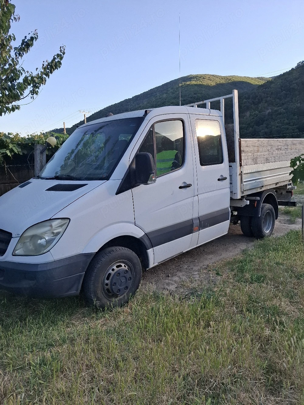 Vând autoutilitară basculantă pe trei părți 