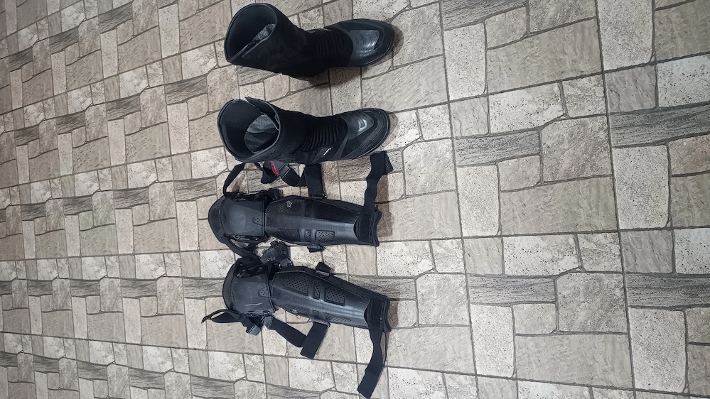 Cizme și genunchere moto 