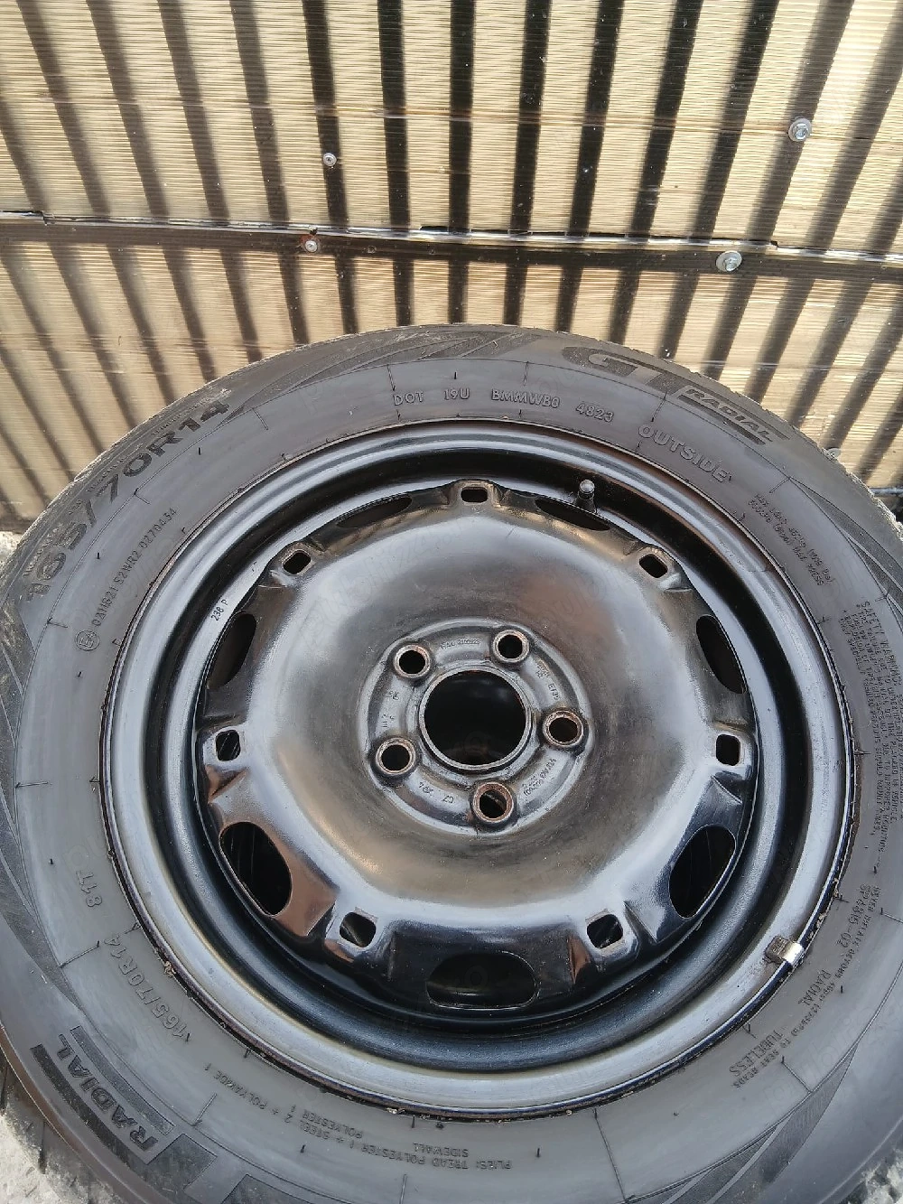 Vand set jante cu cauciucuri de vară R14!