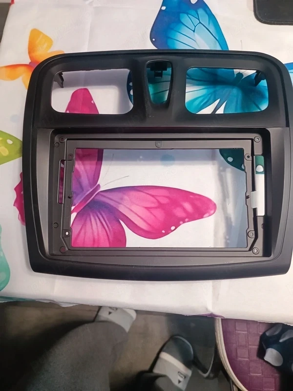 Vând masca pentru navigație 9 Inch pentru Dacia Logan 2