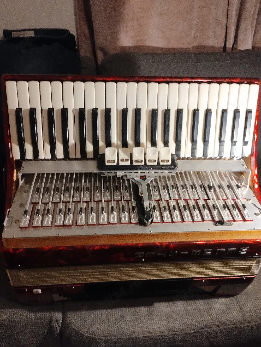 vând acordeon 120 basi weltmaister venit curând din Germania sună tare puternic am videoclip 0761986