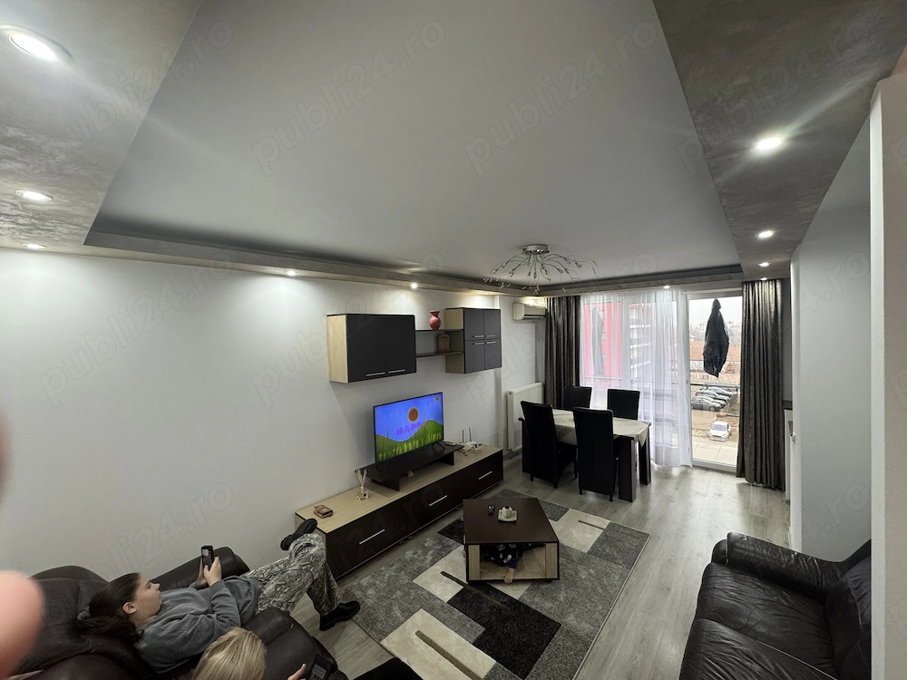 Închiriez apartament cu 3 camere