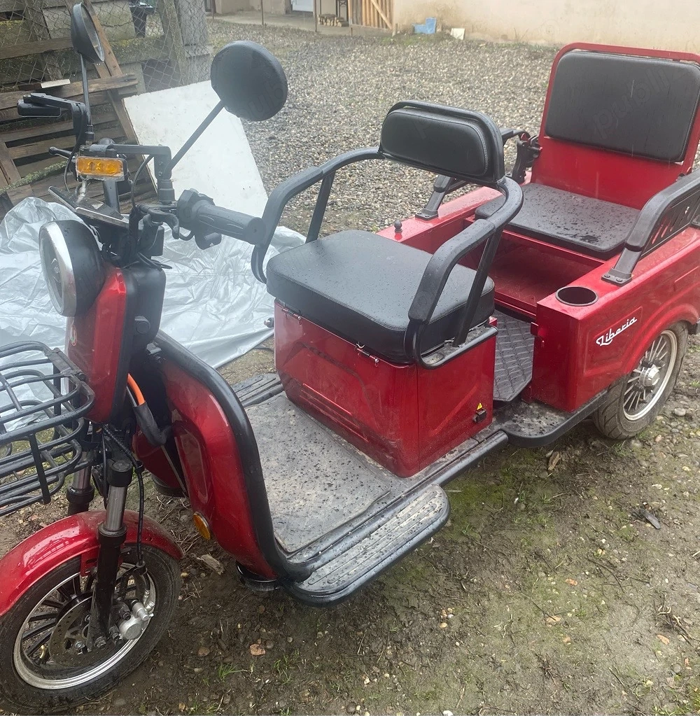 vând tricicleta de doua persoane 