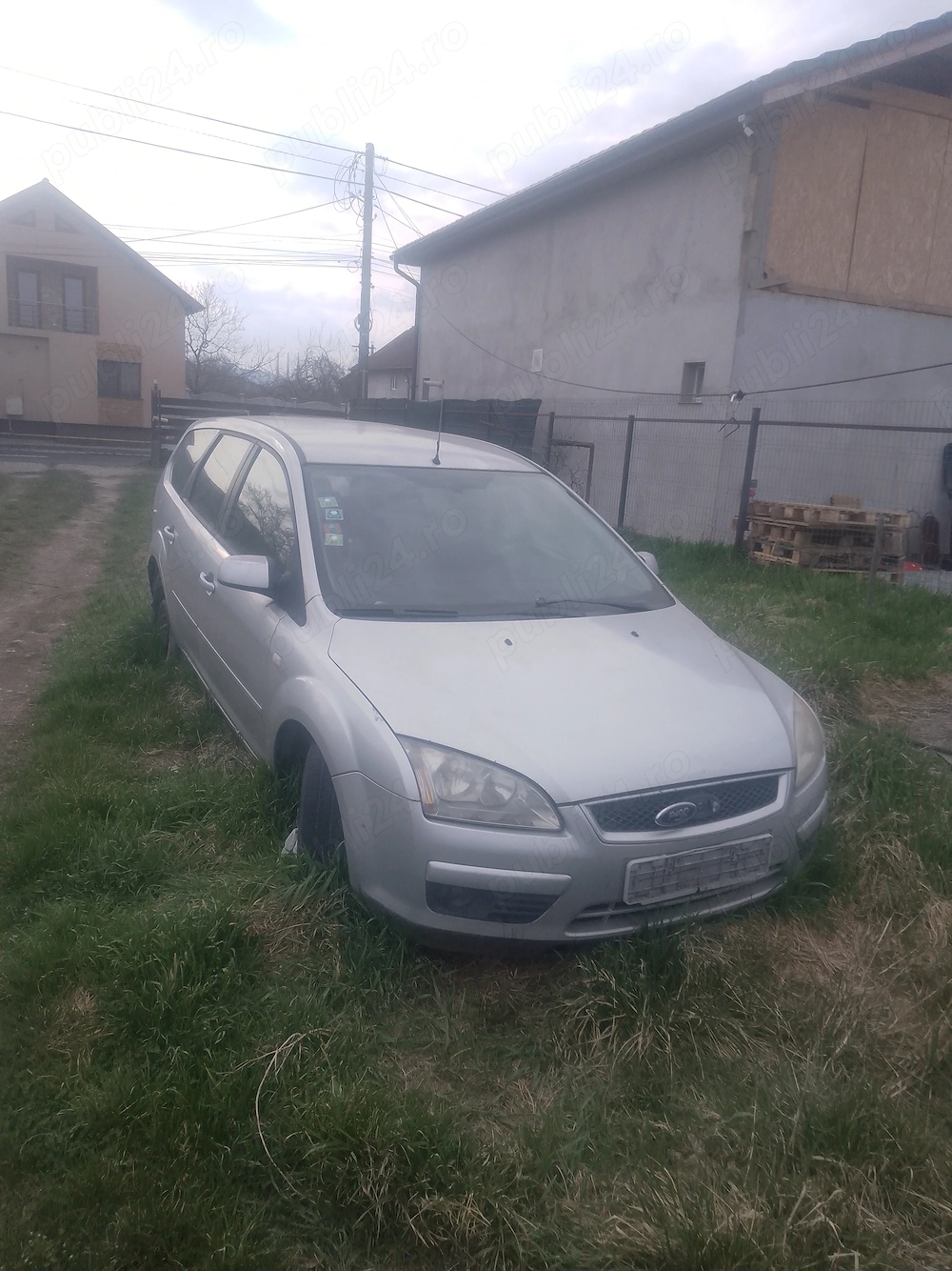 Dezmembrez Ford Focus 2 hatchback, an fabricație 2007, motor 1.6 TDCi (diesel). Mașina este completă
