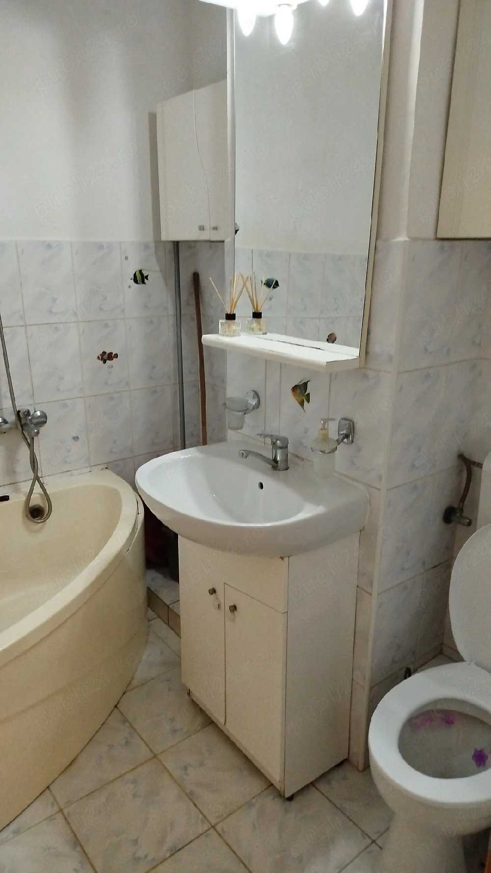 ofer spre închiriere apartament cu 2 camere decomandat 