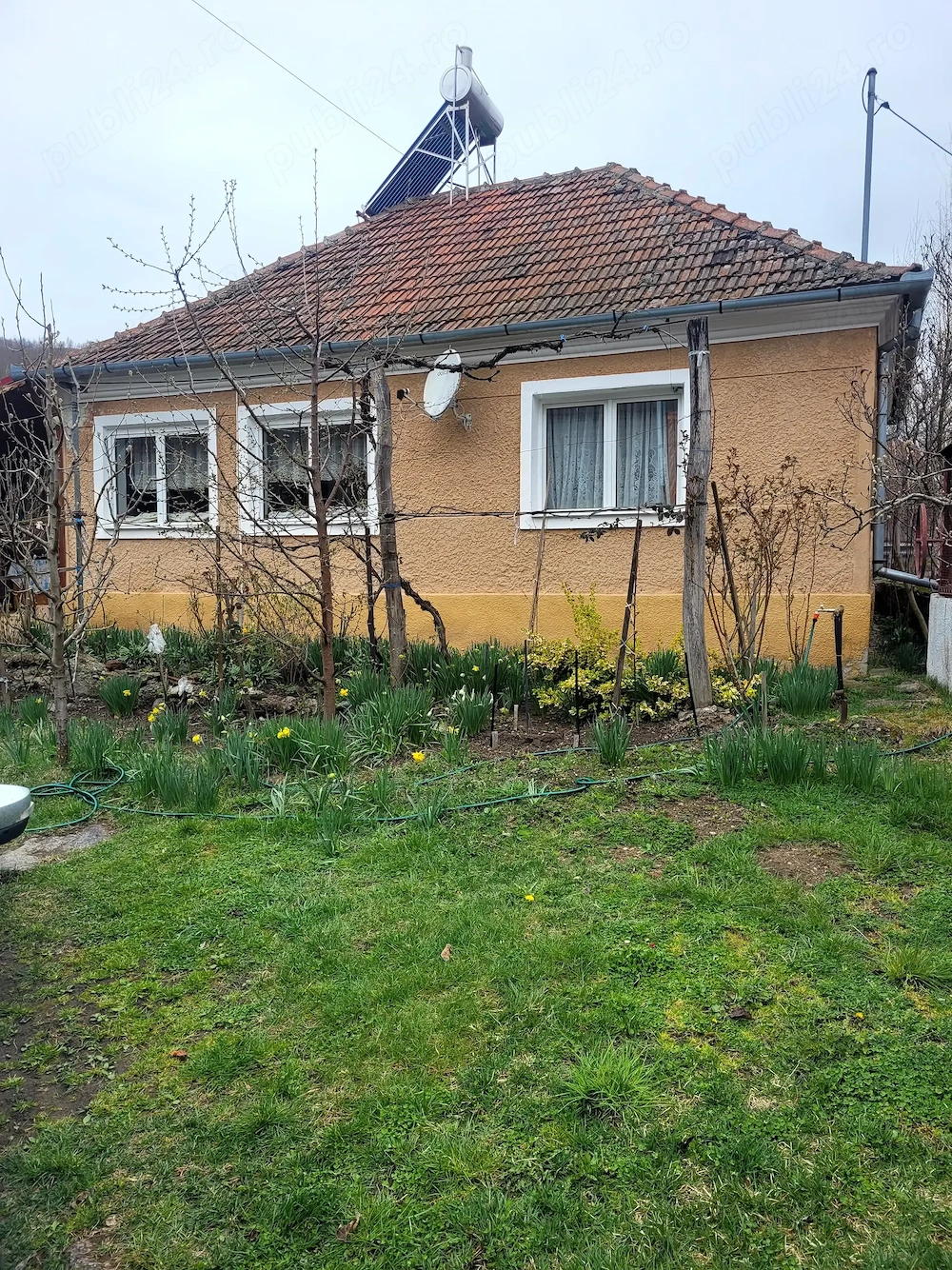 Vând casa cu gradina