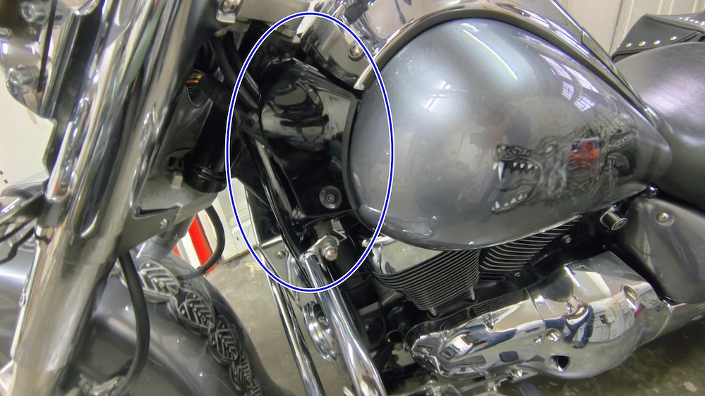 Capac metalic cabluri stânga (neck cover) Suzuki Intruder VL1500 1998-2004