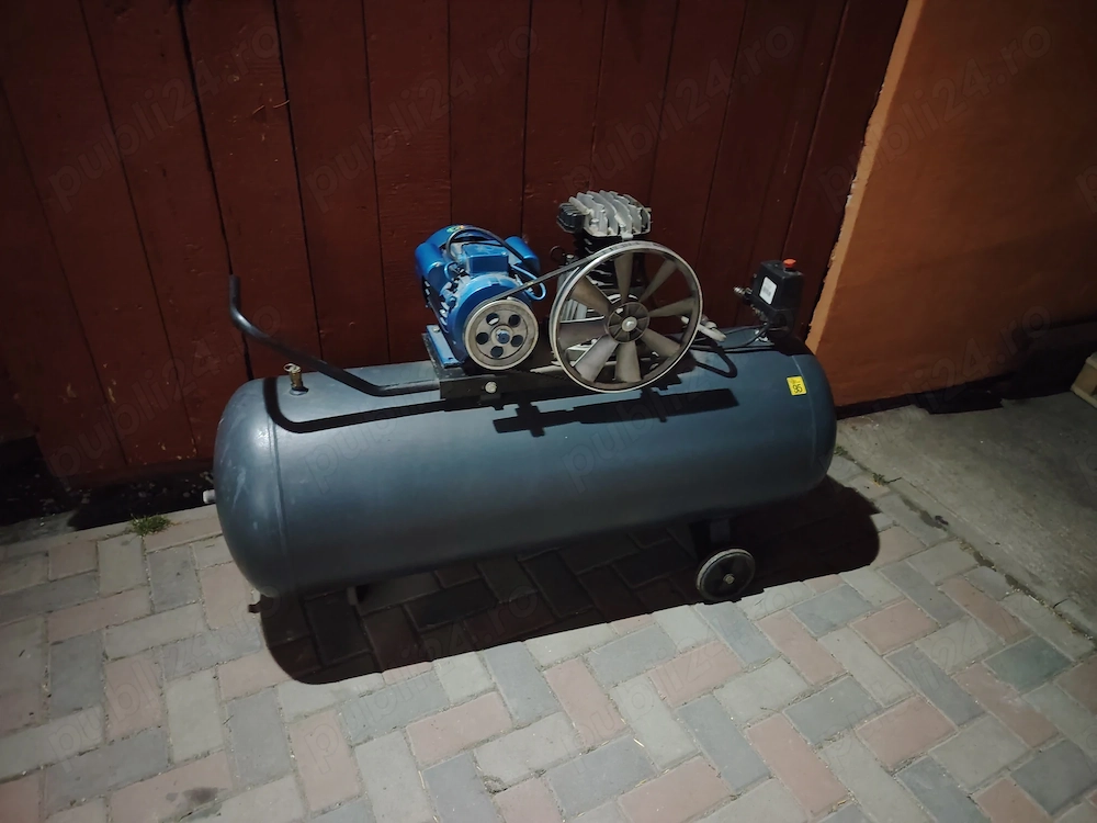 Vând compresor 200 litri