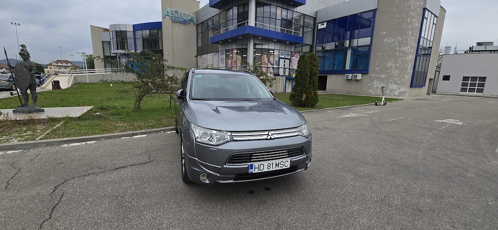Vând Mitsubishi Outlander Plug-In Hybrid dotări FULL, model Instyle   an fabricație 2014, un SUV spa
