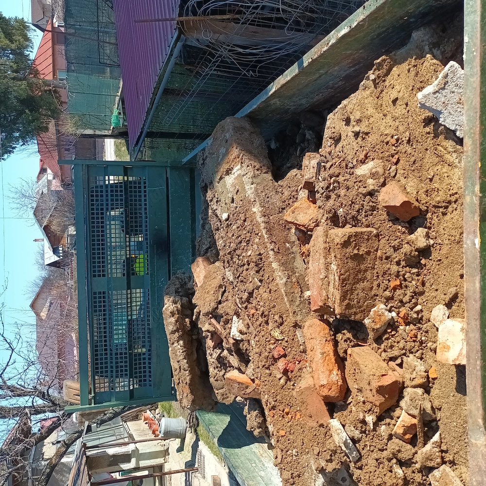 Miniexcavator 1.8 t util în spatii înguste 