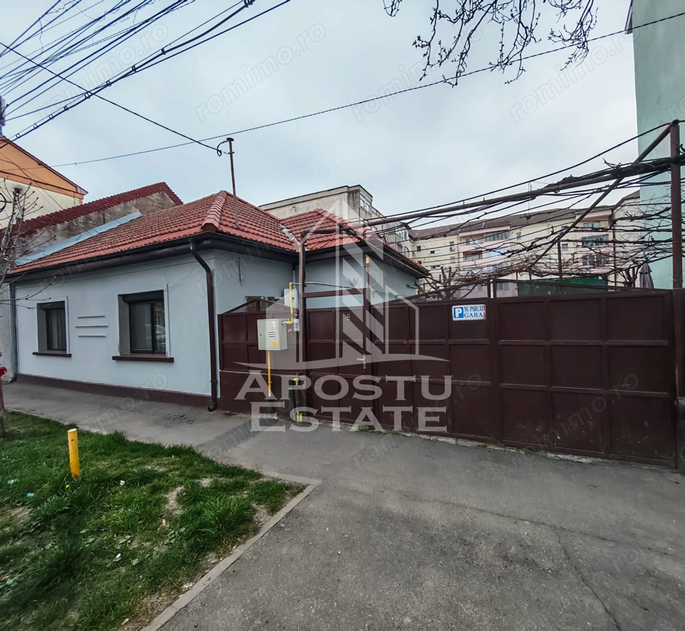 Casa individuala de vanzare, cu 4 camere si 2 garaje, zona Lipovei