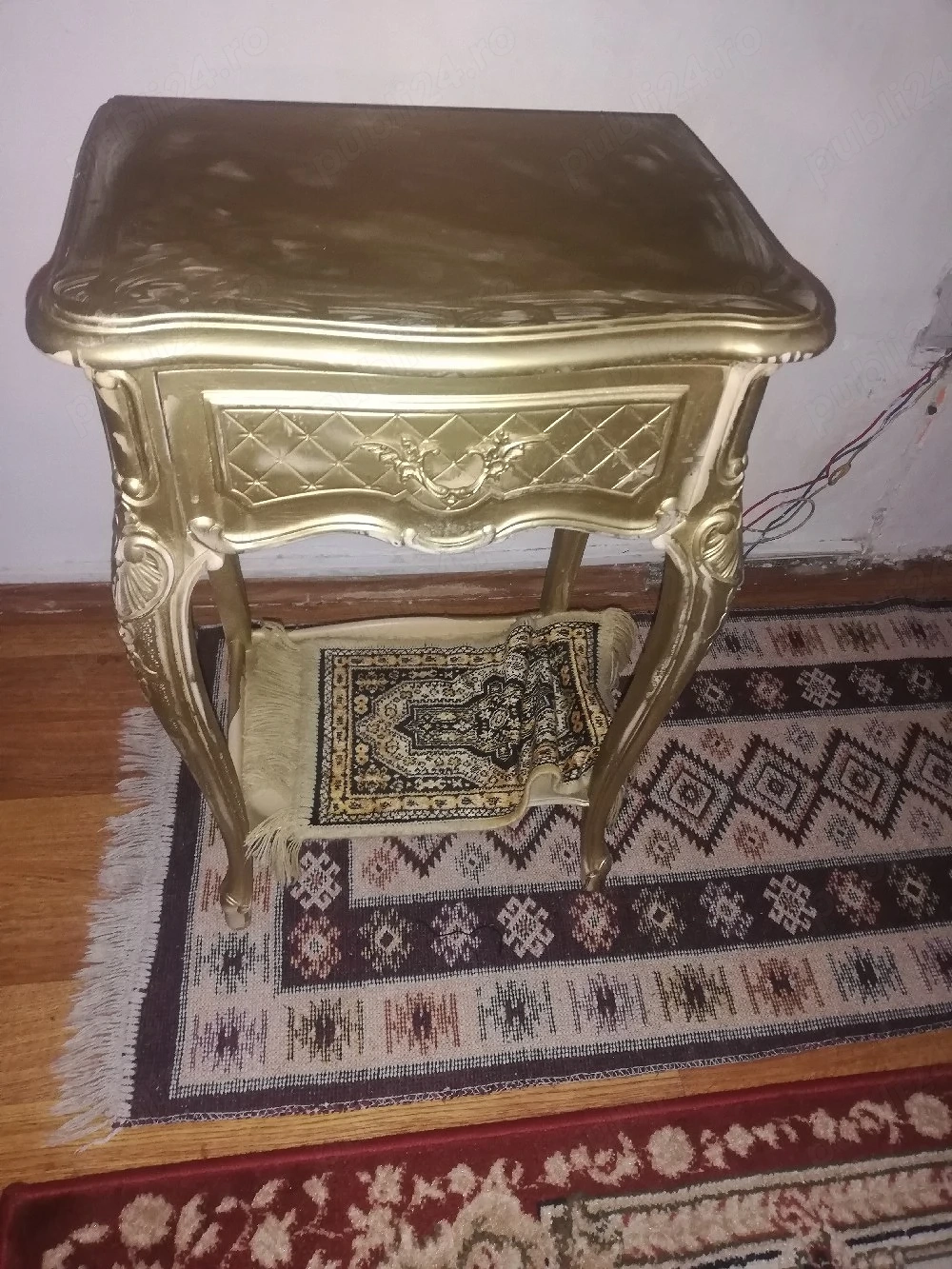 Vând. Noptiera. Baroc