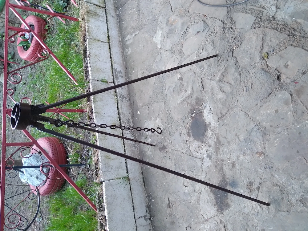 Vând trepied pentru ceaun.