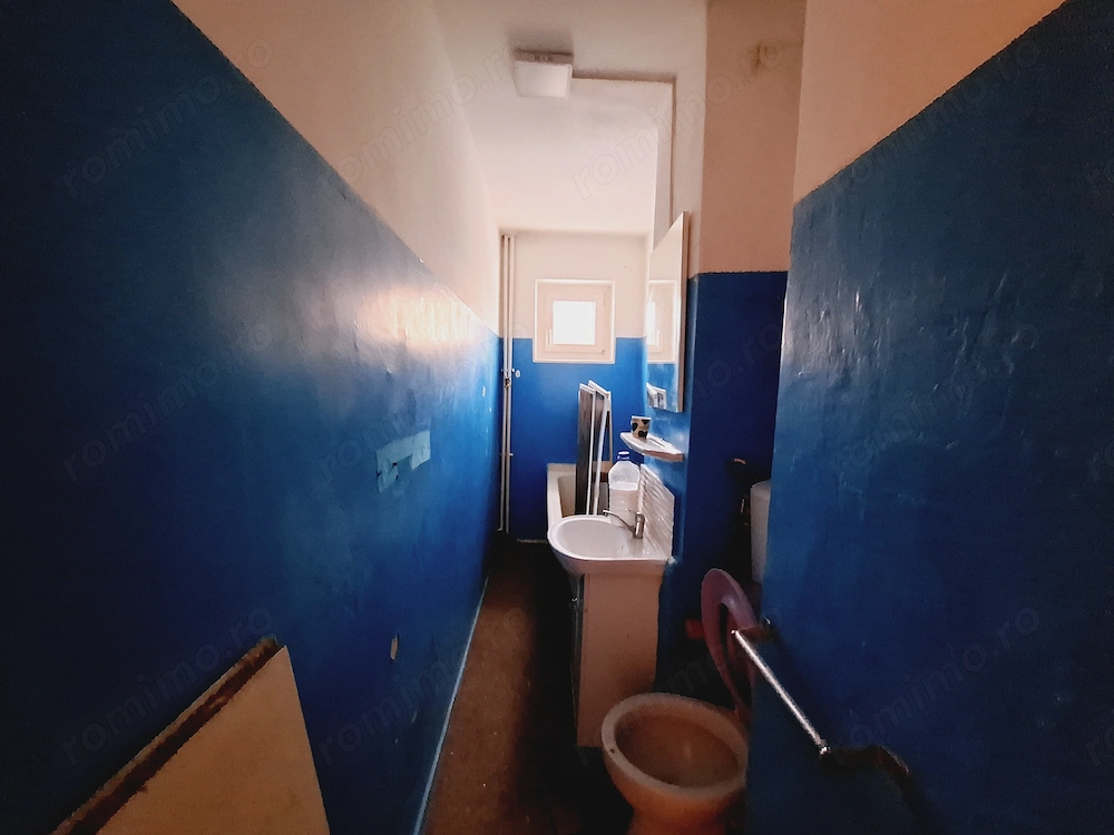 Langa Piata Doina. Bloc izolat. Etaj intermediar. 