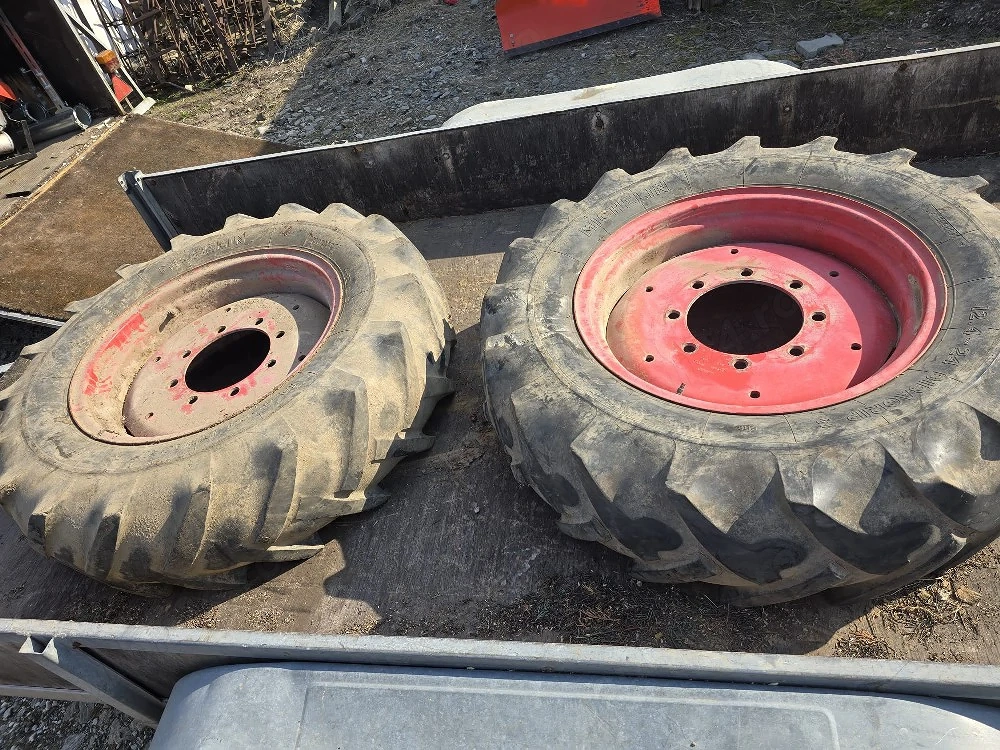 Vând roți de tractor