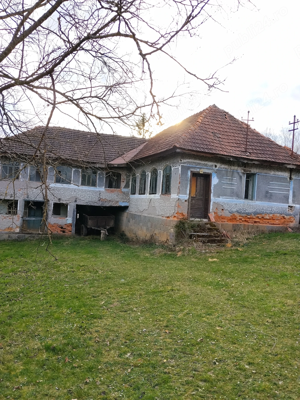 Casa la tara in vârf de deal , aer curat ș privește minunată 