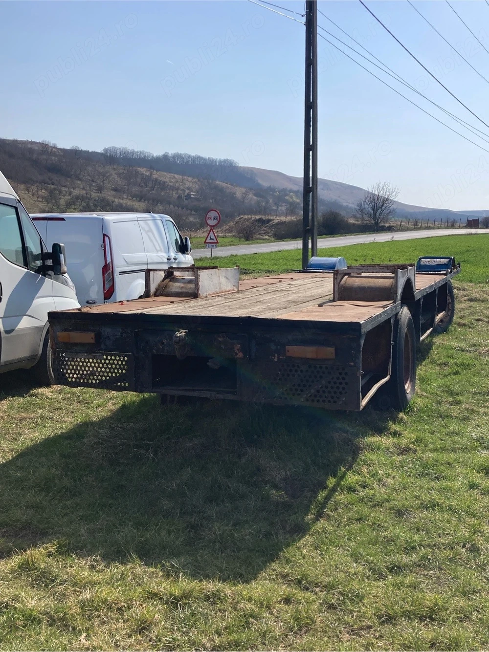 Vând platformă de 8 metri pt baloti  remorca agricola  pt tractor în stare foarte bună