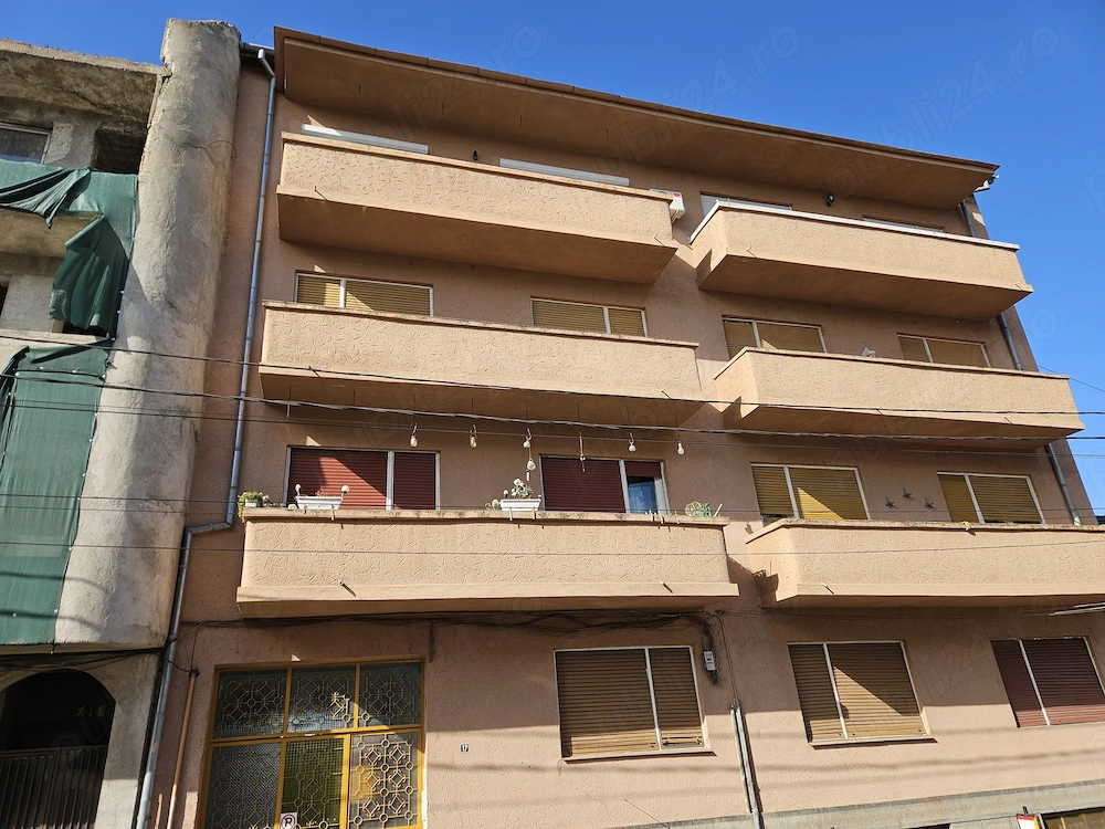 Inchiriez apartament cu 3 camere
