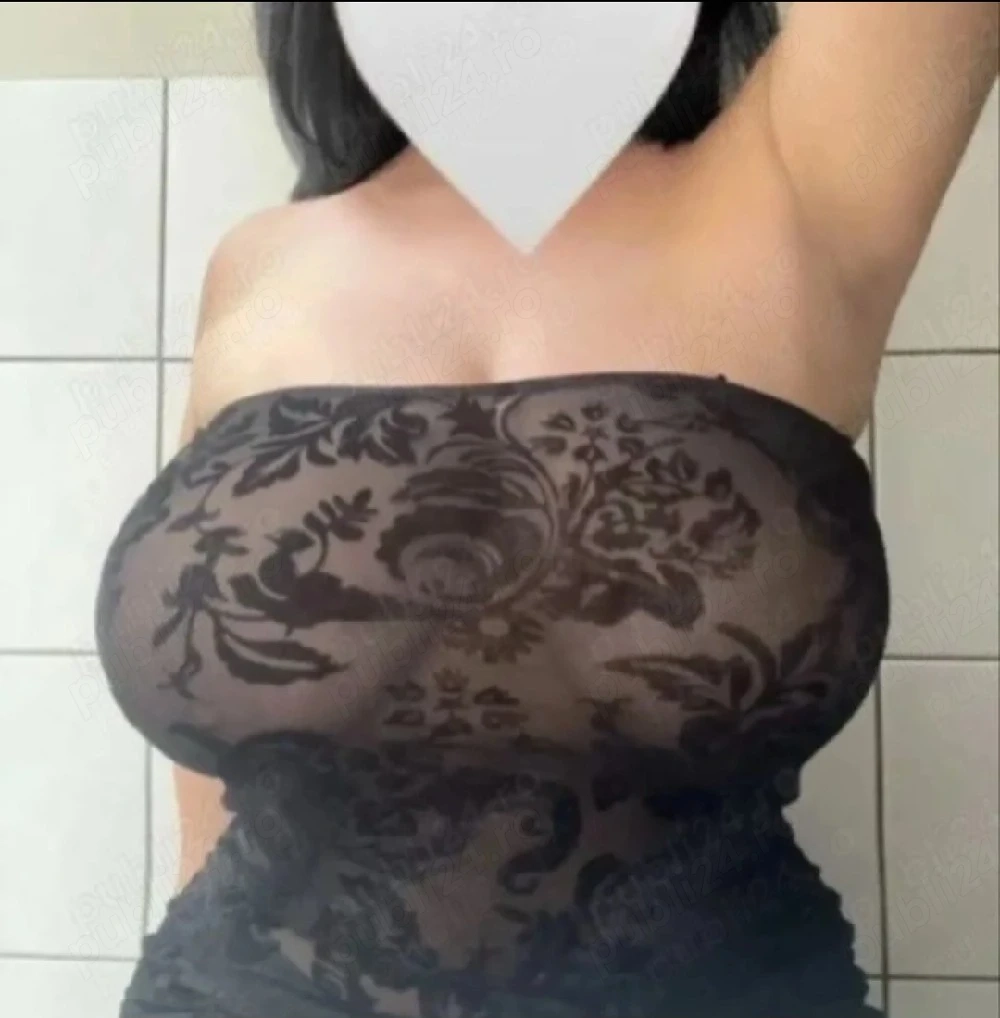 Bruneta cu forme la tine în oraș