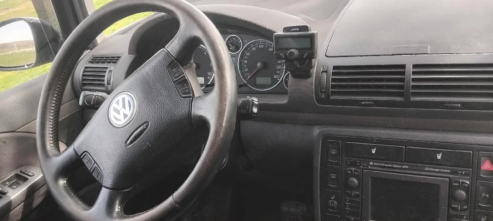 Volkswagen Sharan 7 locuri, cutie automată Tiptronic, înmatriculată recent în România. Mașina este a