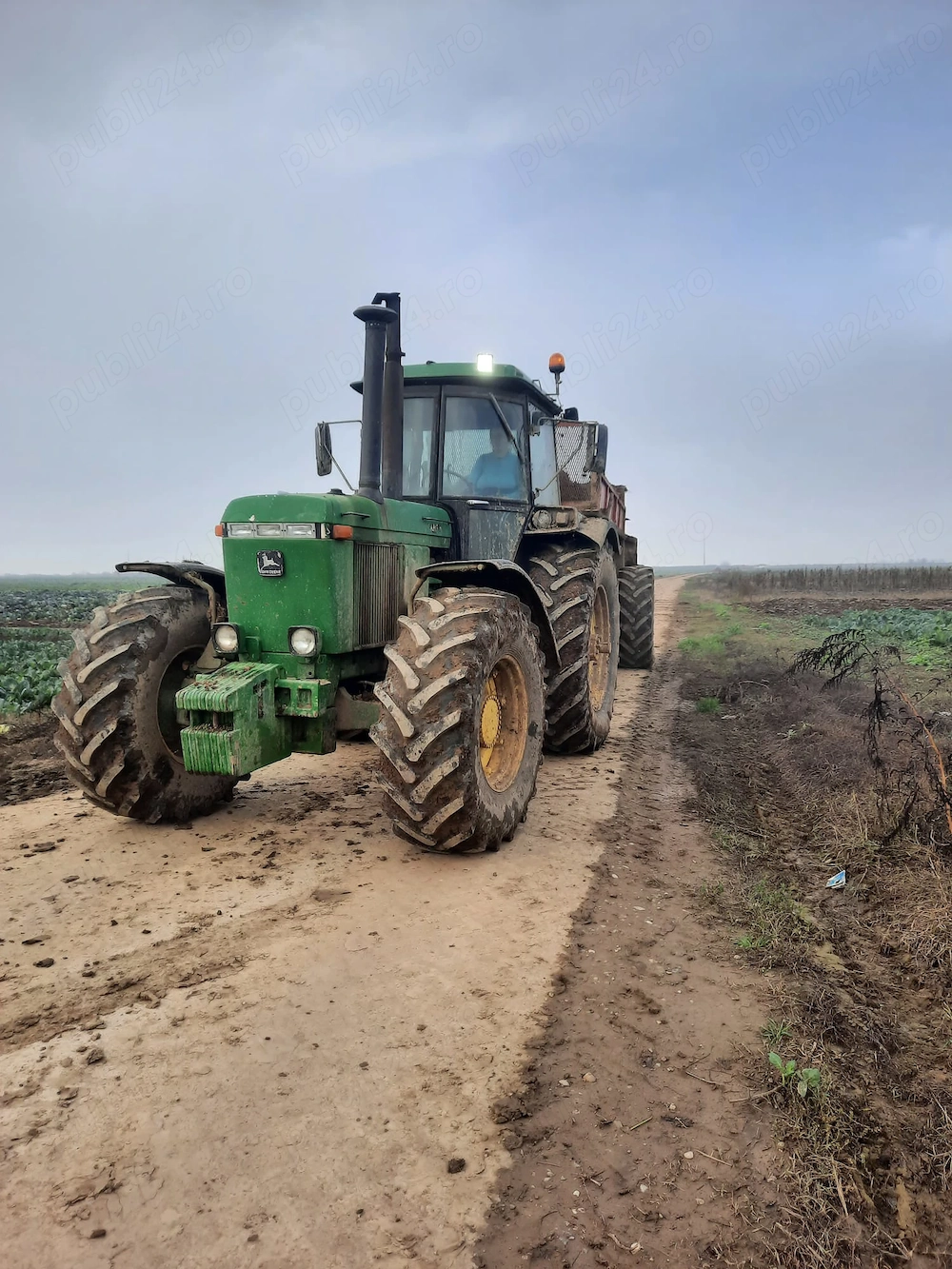 Vând john deere 4240