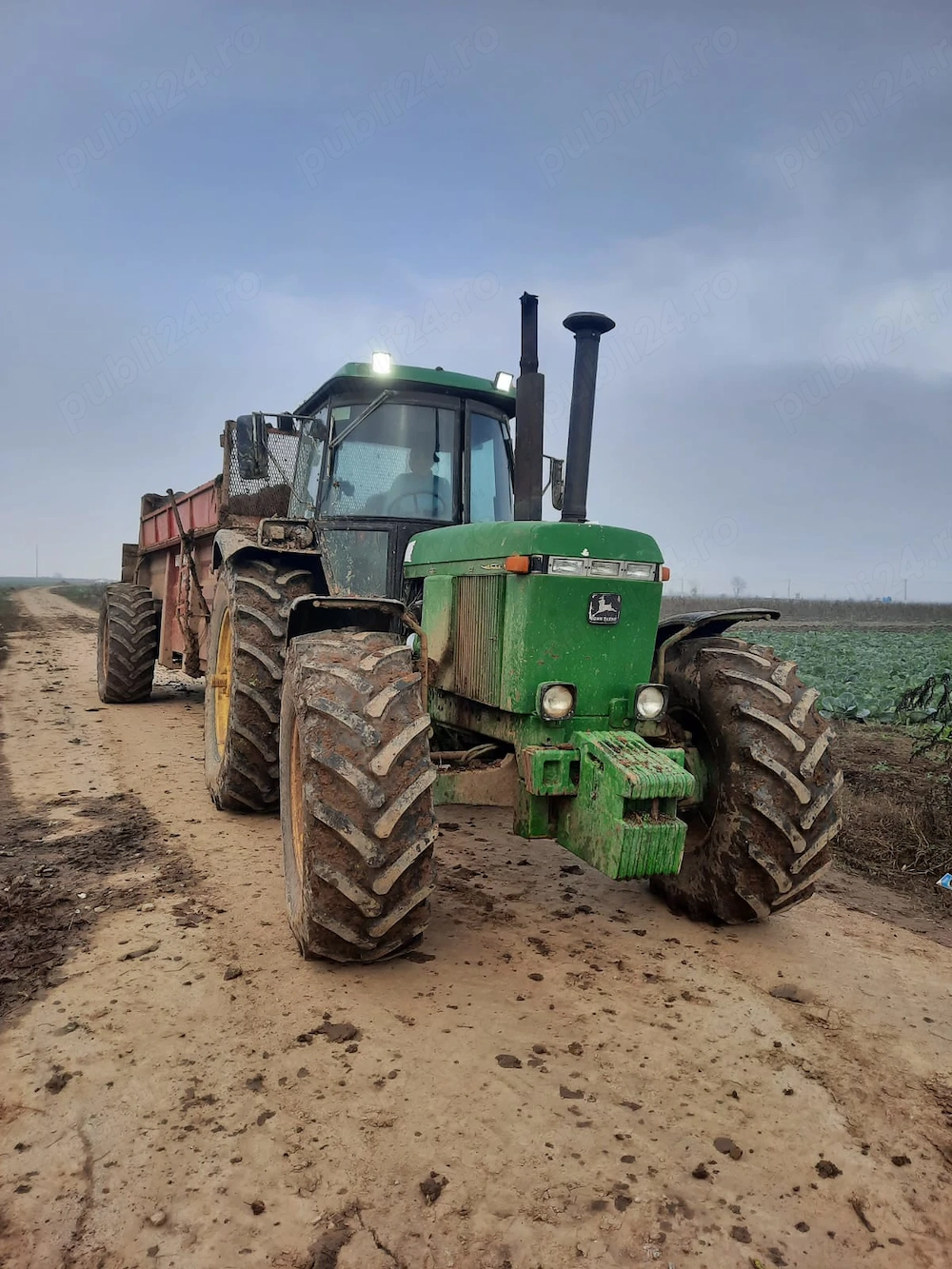 Vând john deere 4240