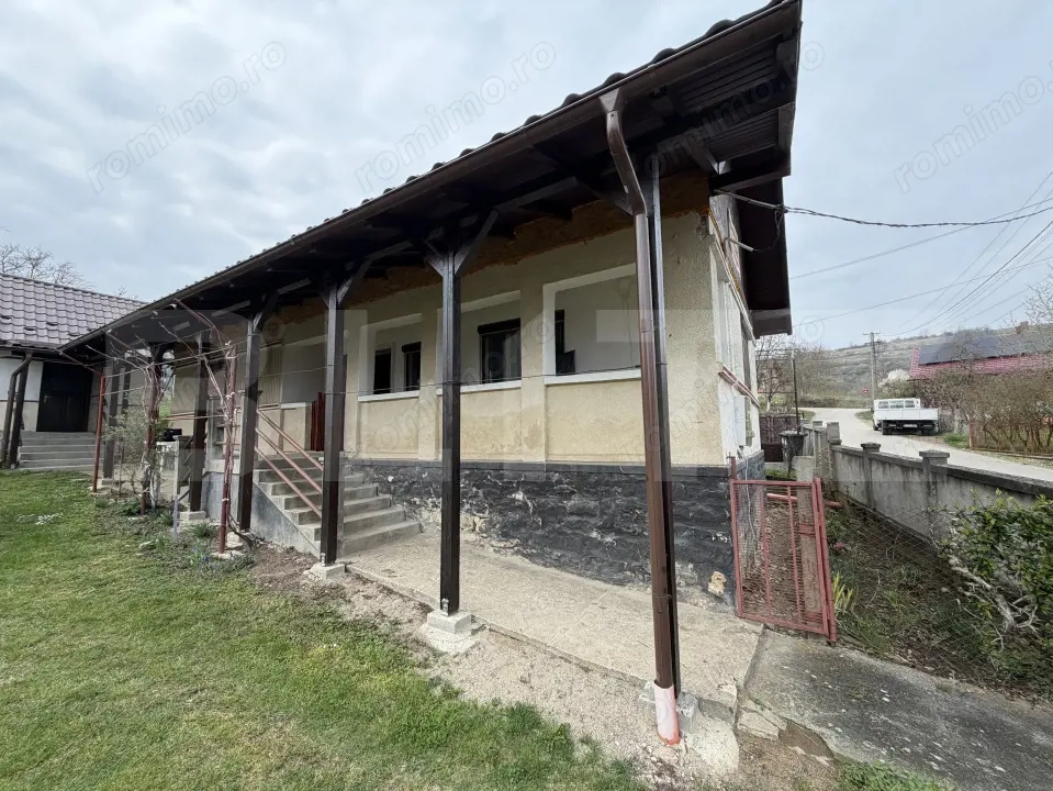 Casă cu 3 camere în suprafață de 80 mp și un teren de 2000 mp