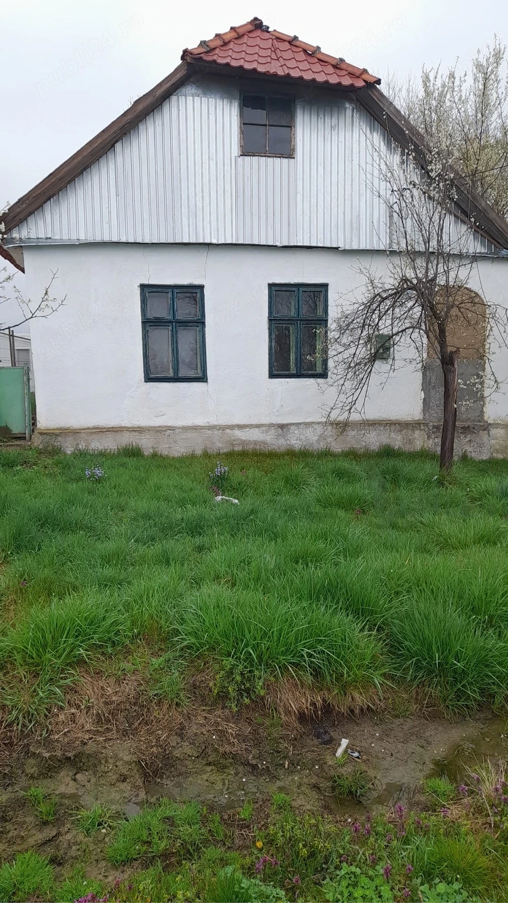 Vand teren cu casa nelocuibila