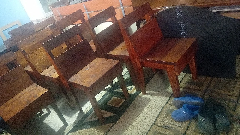 scaune din lemn masiv