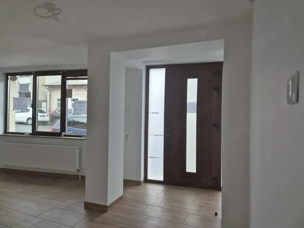 Inchiriere spatiu com sau de birouri in suprafata 30 mp -expunere directa la Str. Banu Maracine nr18