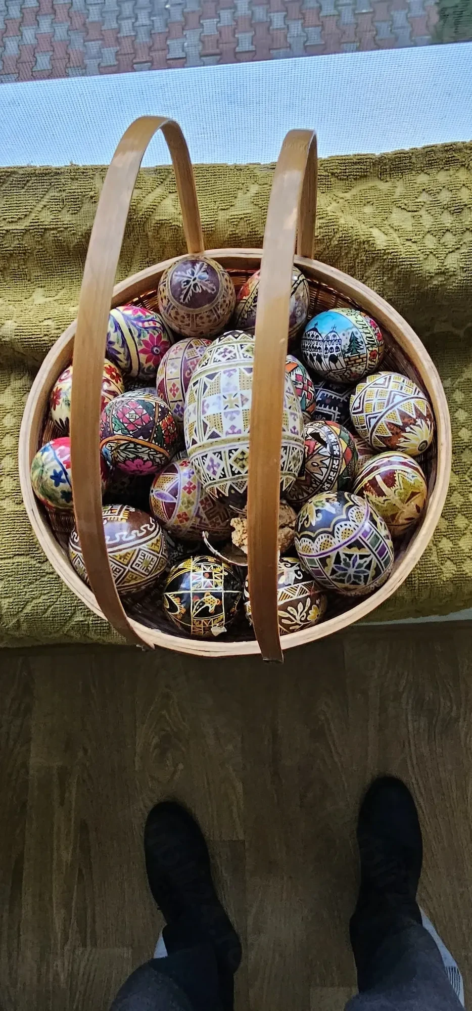 Cos din bambus cu manere cu 23 oua de gaina si unul de gasca