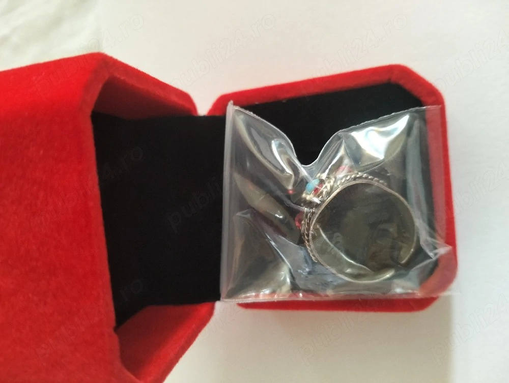 inel din argint 15gr.model celtic cu turcoaz natural si 4 pietre zircon rosu natural