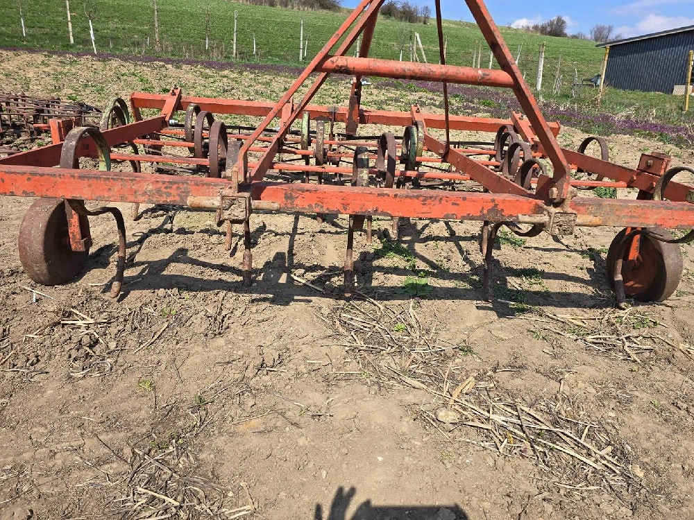 Vând cultivator scarificator (vibrocultor) 