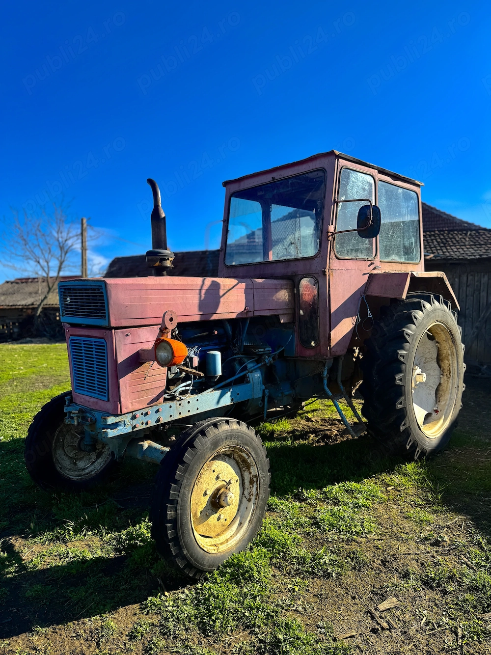 Vând urgent tractor 