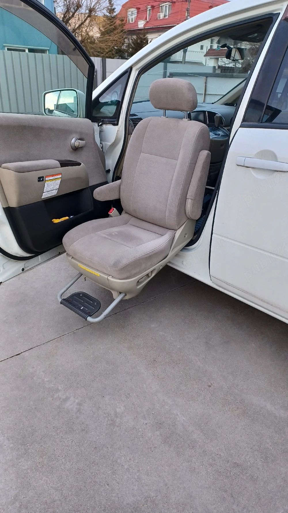 Nissan Presage monovolum cu scaun  lift persoane handicap locomotor masina deosebita