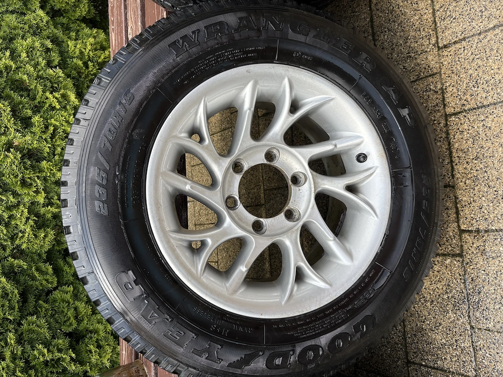 Vând set jante cu anvelope r16